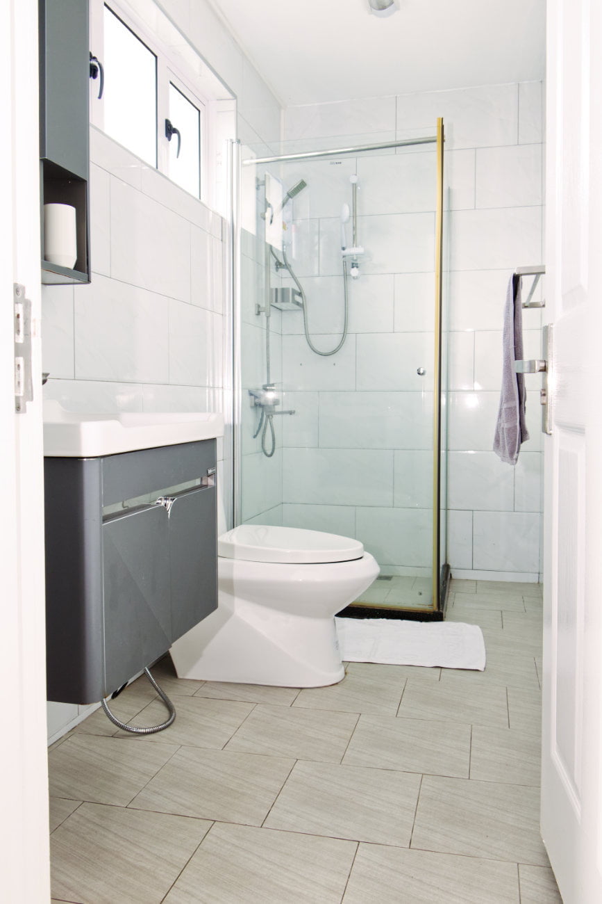 Pearl apartment bathroom