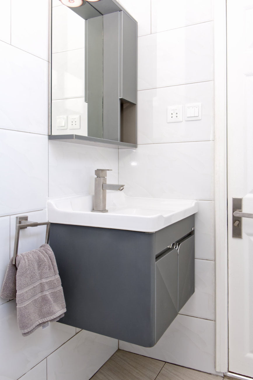 Sapphire apartment bathroom